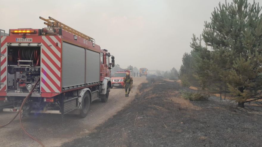 El incendio de León que pasó a la Montaña Palentina arrasa varias viviendas en San Pedro de Cansoles