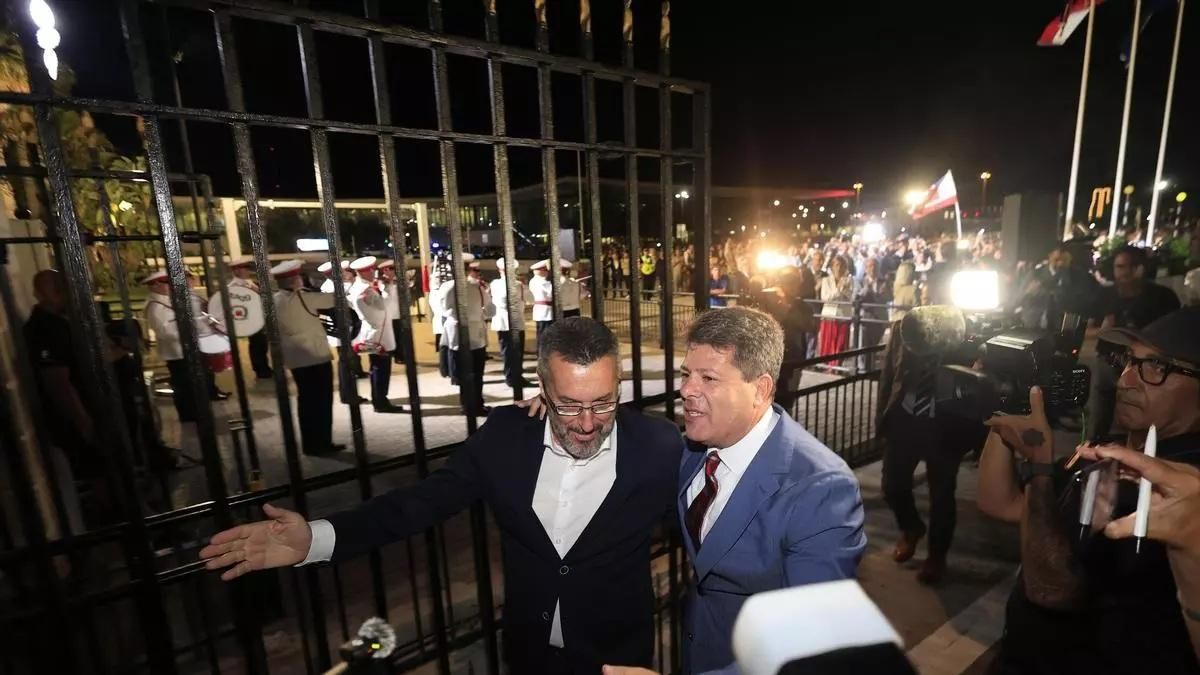 El alcalde de La Línea de la Concepción, Juan Franco, y el primer ministro de Gibraltar, Fabián Picardo, durante el derribo de la Verja.