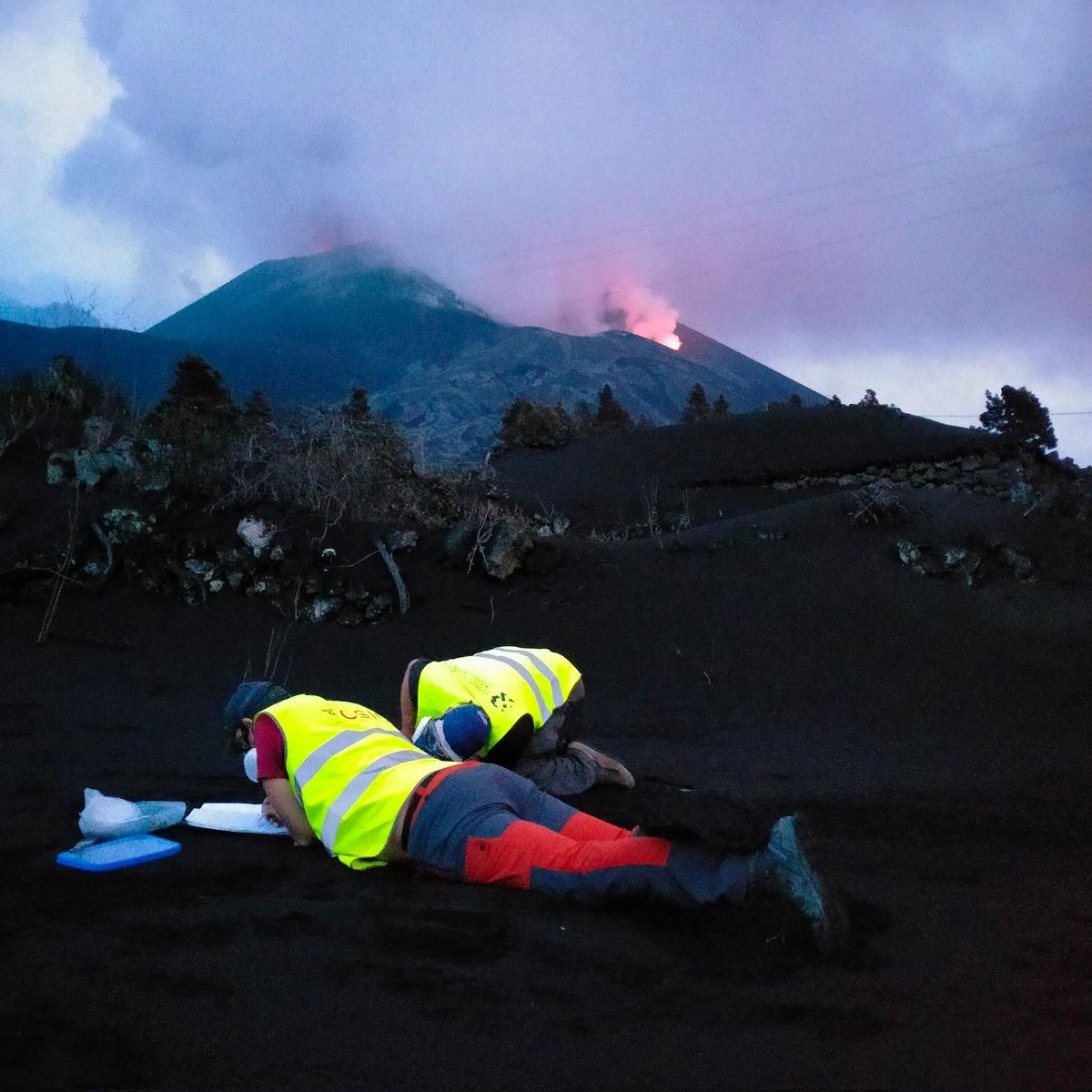 Científicos del IGME en las cercanías del volcán. Foto: IGME