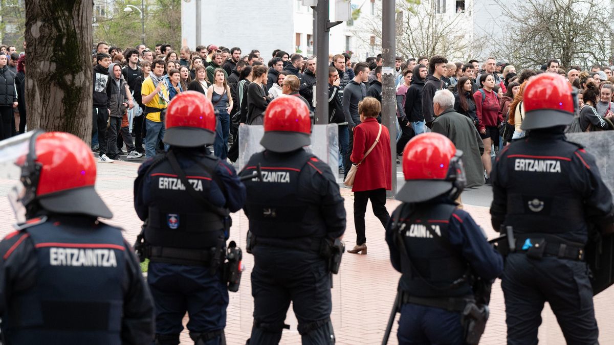Decenas de personas son observados por varios ertzainas durante una manifestación contra el desalojo del gaztetxe de Rekalde en Bilbao