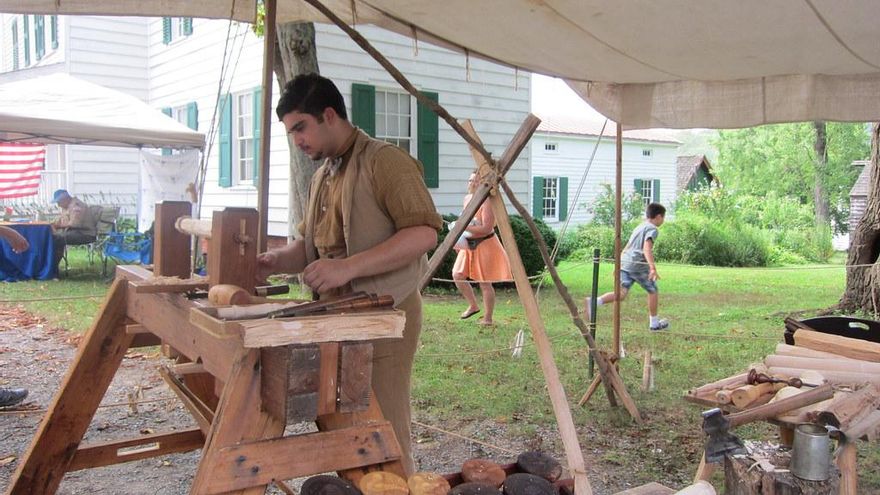 Artesano en Historic Richmond Town. Aquí podrás ver como era el día a día en época colonial.