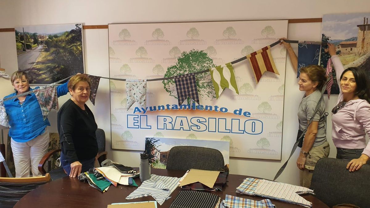 Banderines con ropa reciclada en El Rasillo