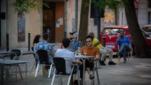 Varias personas disfrutan en la terraza de un bar durante el segundo día de la reapertura al público de las terrazas al aire libre de los establecimientos de hostelería y restauración en Barcelona.