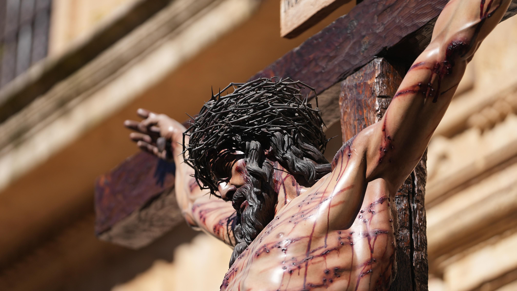 La estación de penitencia de la Hermandad Universitaria, en imágenes