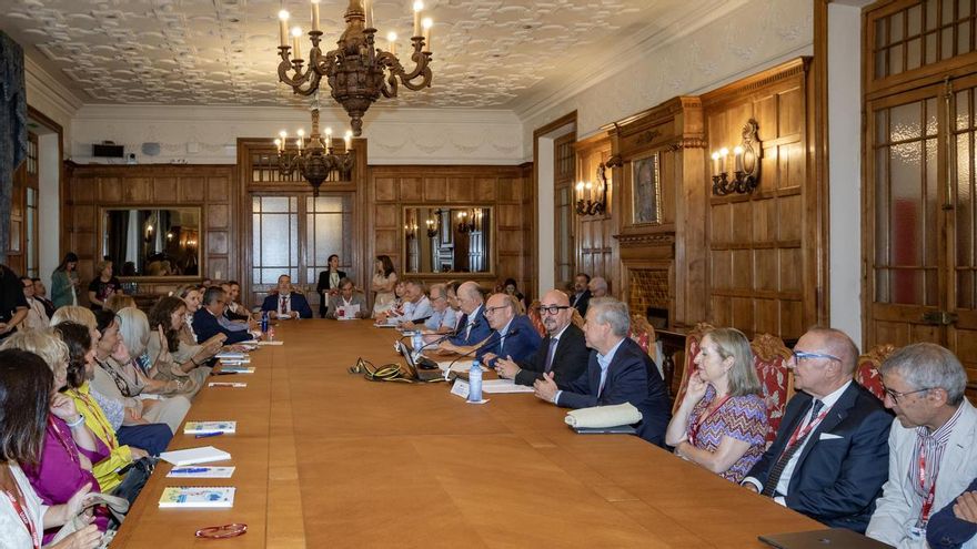 El consejero de Salud de Cantabria cuestiona la viabilidad del modelo sanitario descentralizado "para 2040 o 2050"