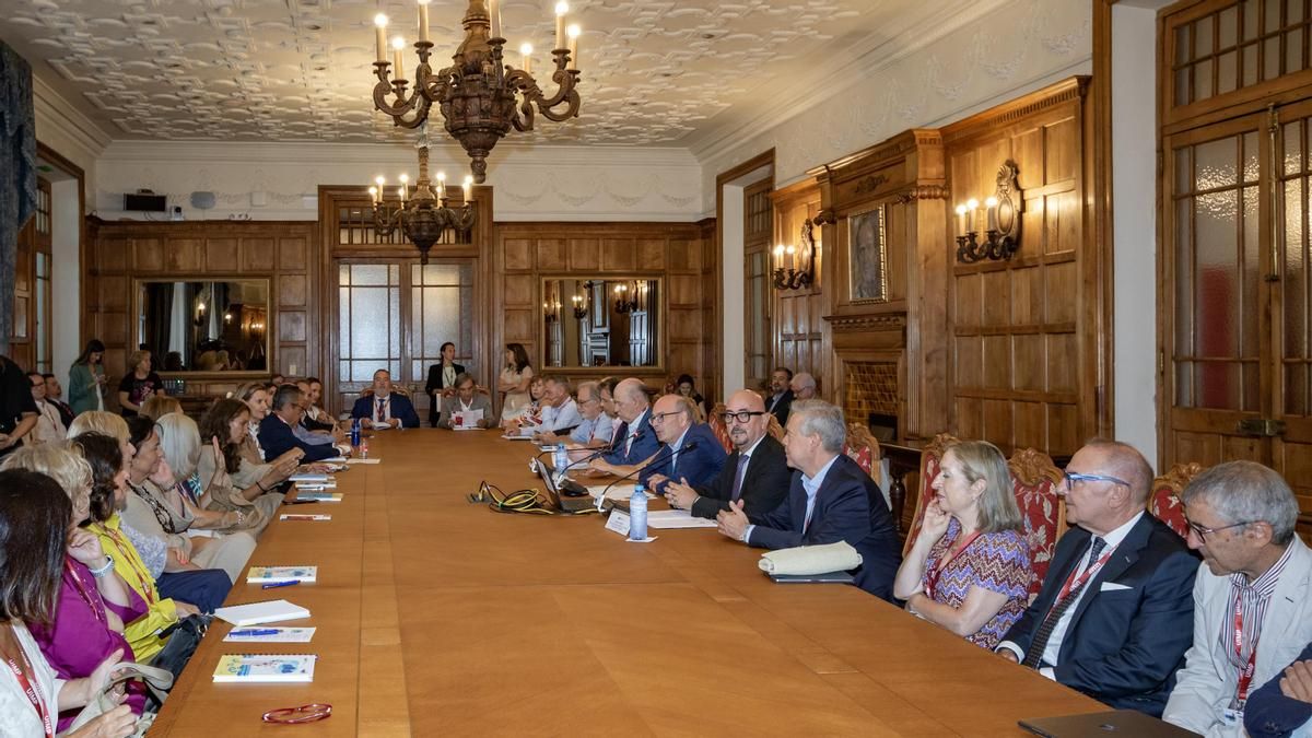 Encuentro sobre sanidad en la UIMP dirigido por César Pascual
