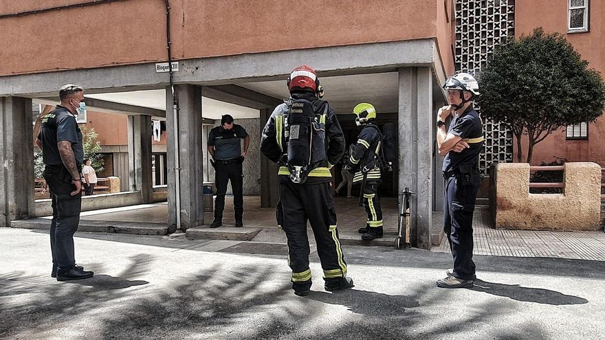 Intervención de los bomberos en un edificio de Agüimes. (BOMBEROS DE GRAN CANARIA)