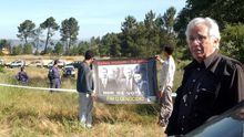 El padre Jesús Silva, responsable de Benposta y principal impulsor de "La Ciudad de los Muchachos", en la finca Benposta, acordonada la policía para comenzar las obras de vallado de la finca, en mayo de 2003. / Efe