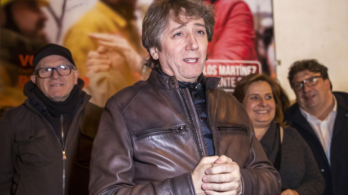 El secretario general autonómico del PSOE y candidato a la presidencia de la Junta de Castilla y León, Carlos Martínez, durante la pegada de carteles celebrada la noche de este jueves en Soria.