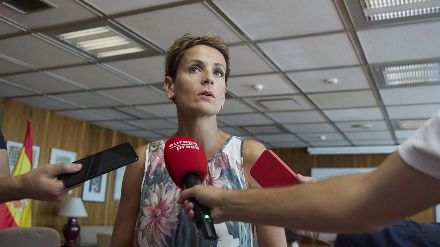 La presidenta de Navarra, María Chivite, atiende a los medios de comunicación.