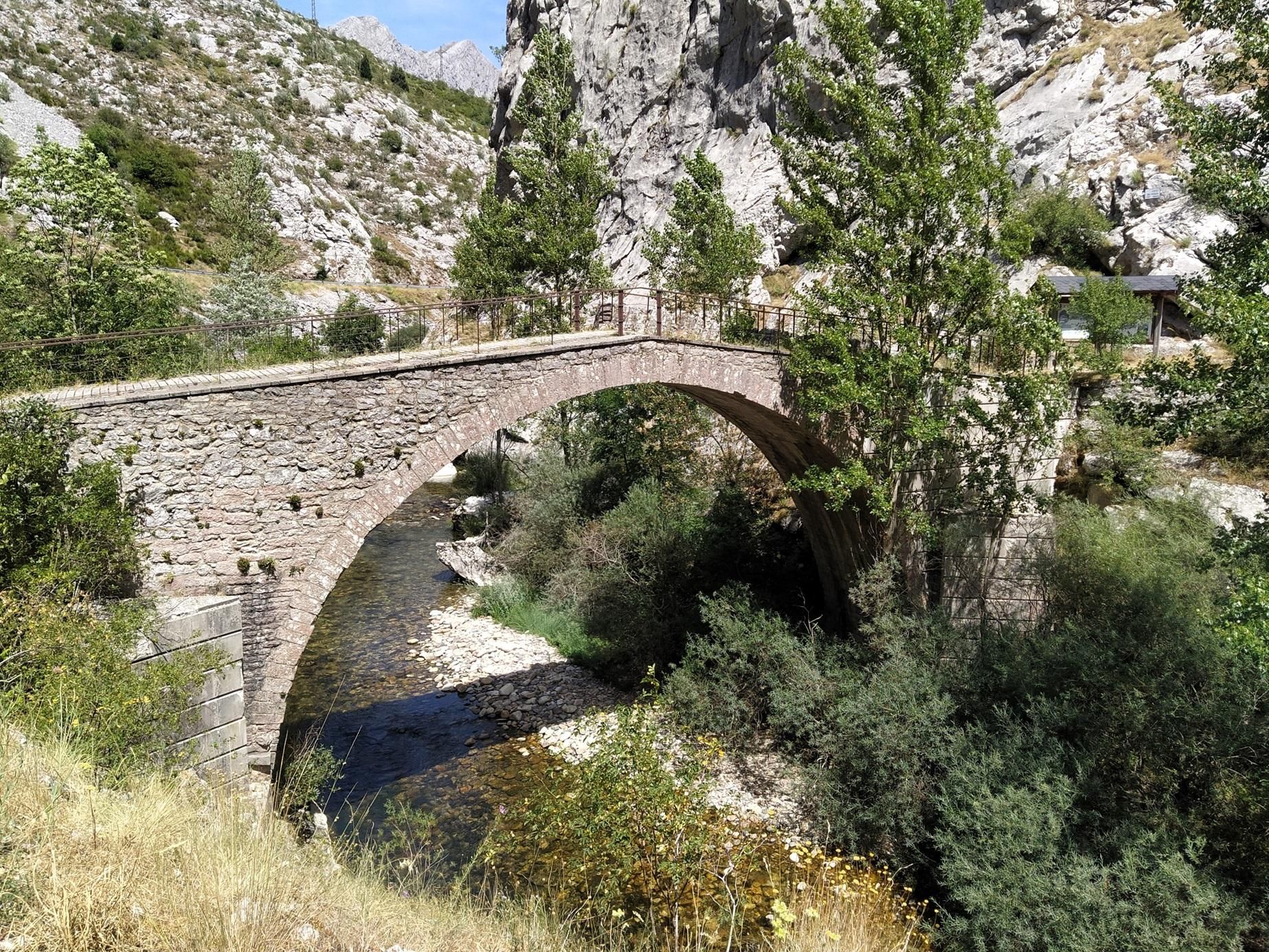 El puente de las hoces de Valdeteja.