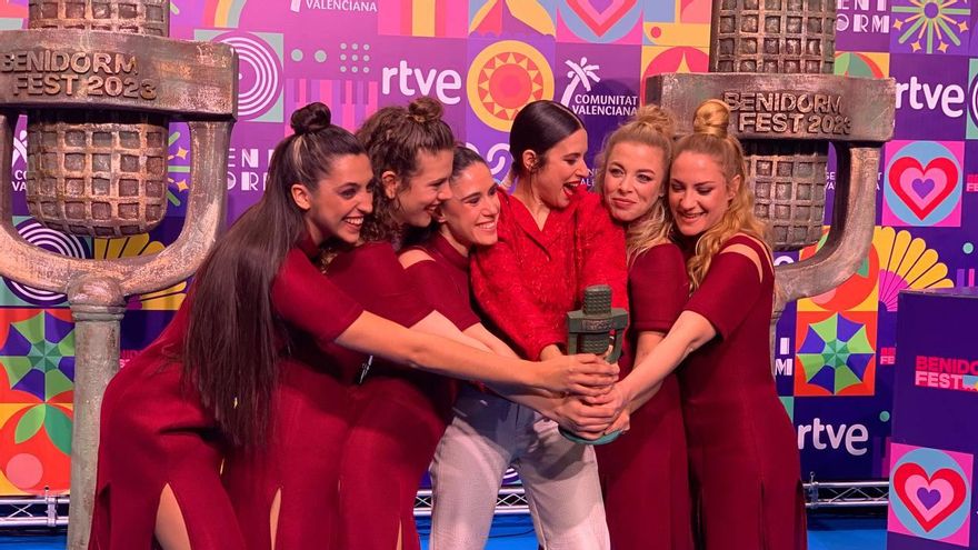 Blanca Paloma junto a su equipo tras ganar el Benidorm Fest 2023