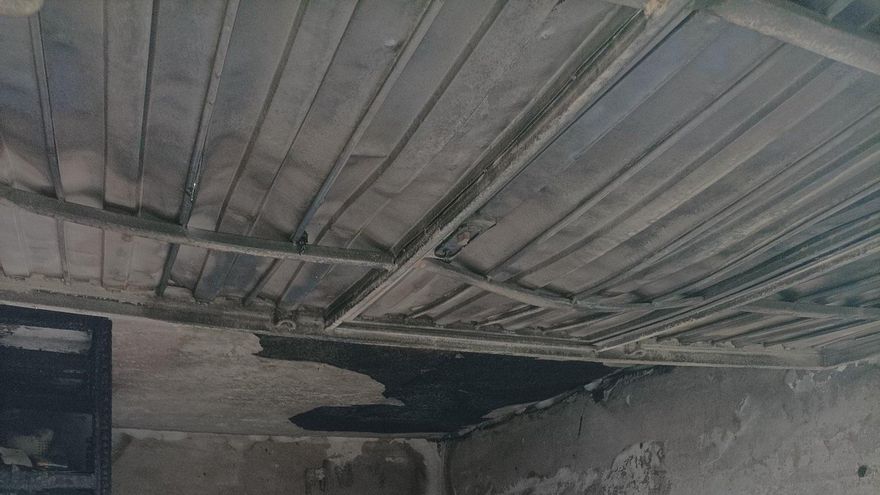 Coche incendiado en un garaje en Castro tras una explosión en la que resultó herido un hombre con quemaduras