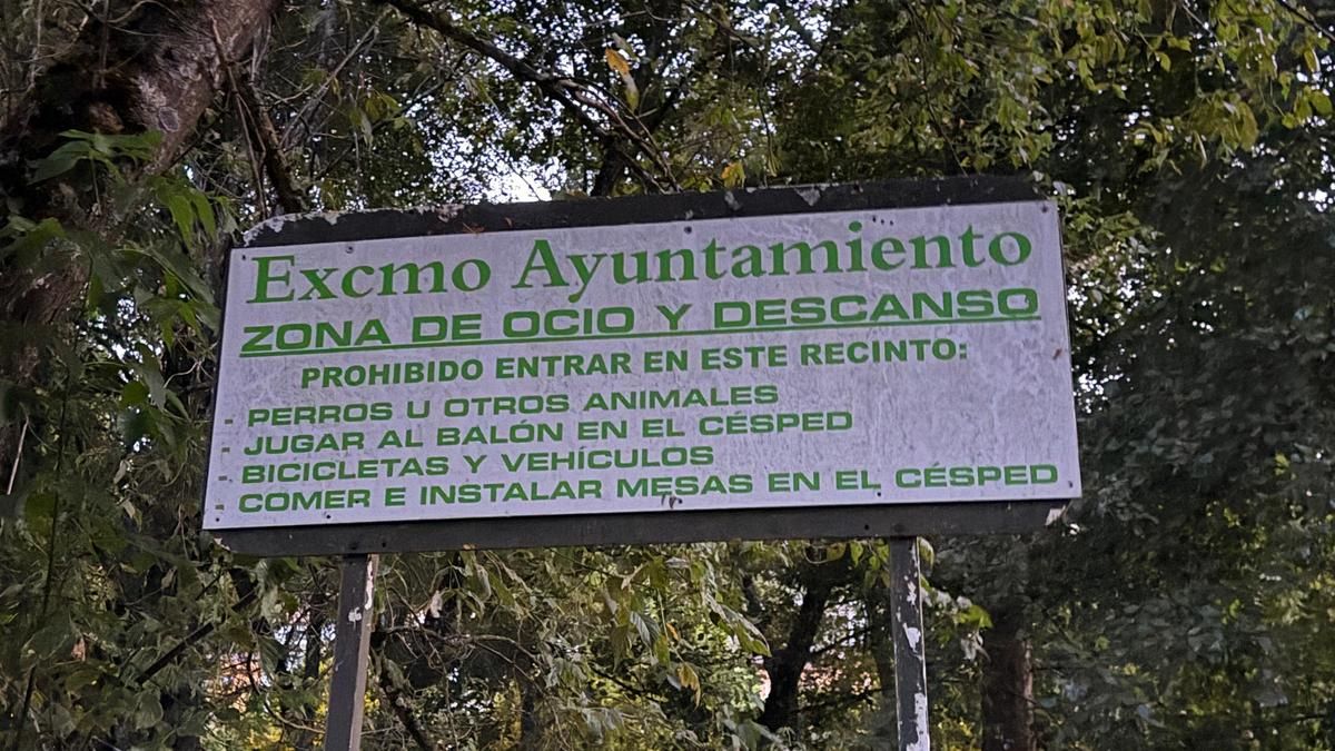 Cartel del Ayuntamiento en la zona recreativa de Arenas de San Pedro, donde hay unas piscinas fluviales.