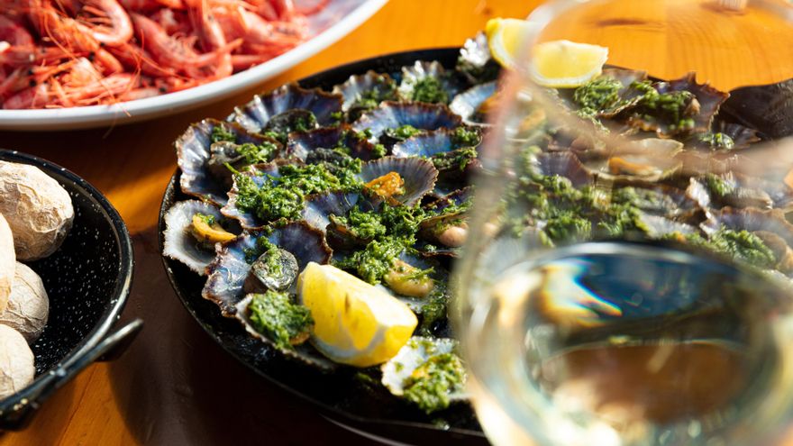 Plato típico de lapas con mojo a la plancha