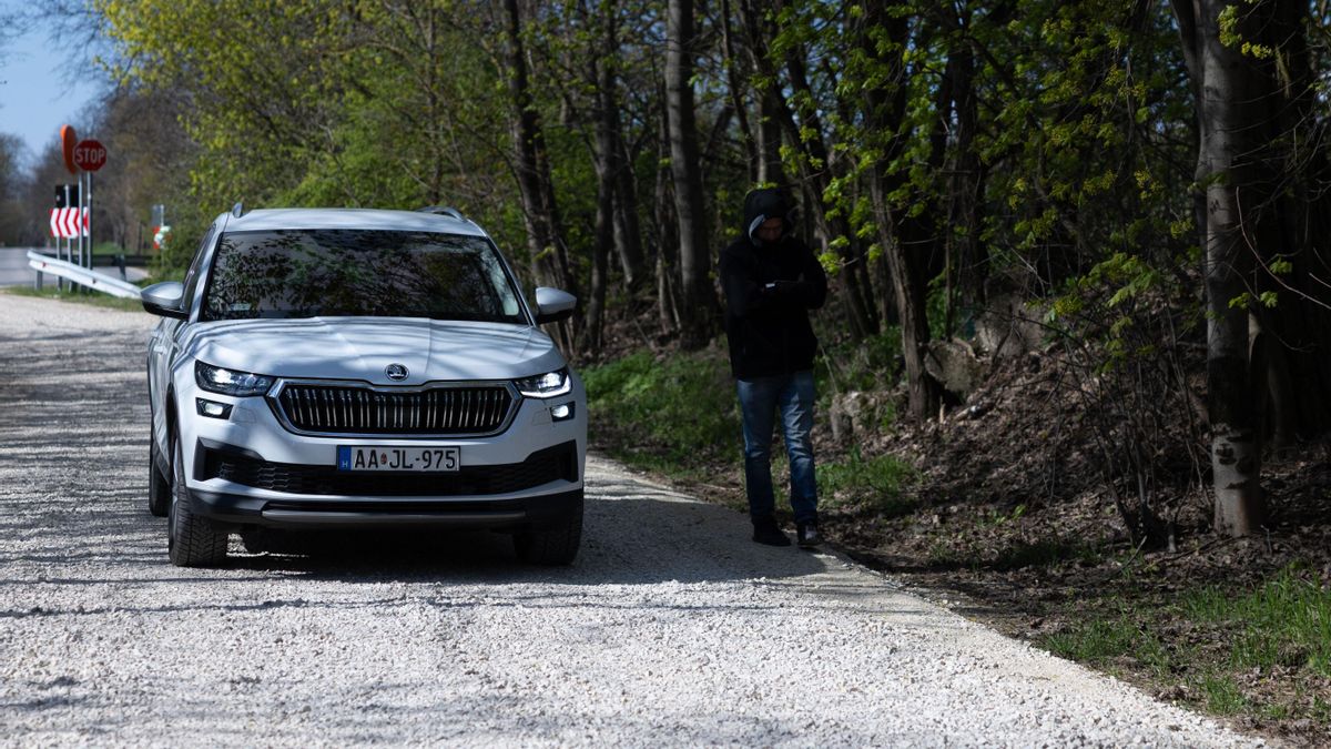 El coche de seguridad privada a la entrada de Hatvanpuszta.