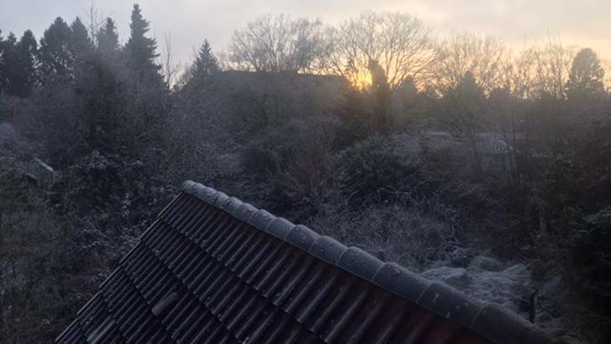 El sol se esconde en el horizonte