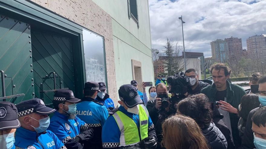 La Policía de Valladolid niega el uso de la fuerza en el desalojo de La Molinera y asegura que había una orden judicial