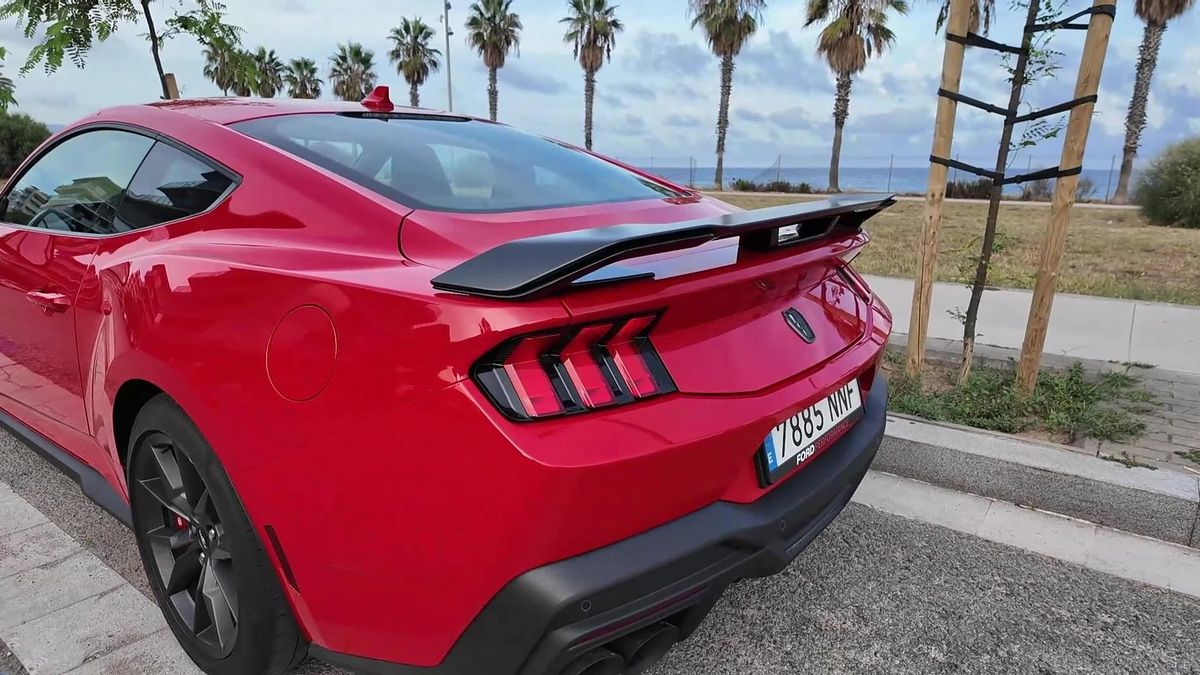 Diseño de la zaga del Ford Mustang Dark Horse
