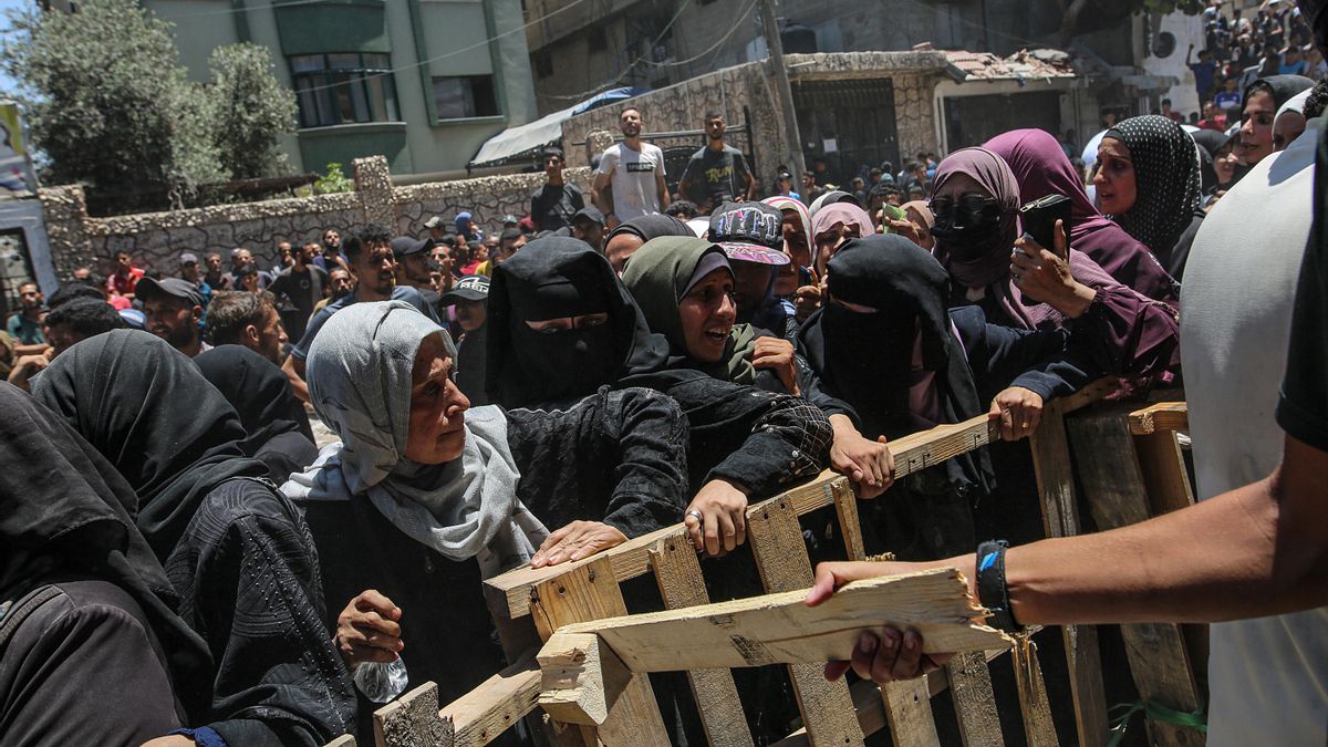 Cientos de palestinos intentan acceder a la ayuda humanitaria bloqueada por Israel.