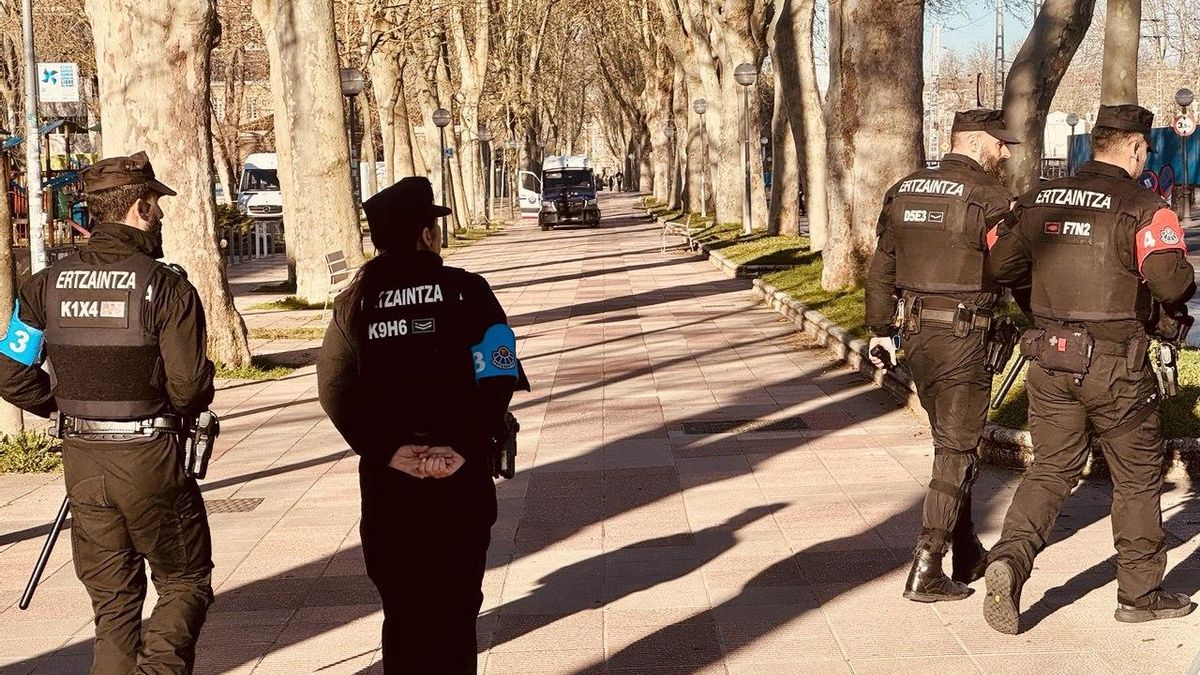 El campus de Vitoria de la EHU amanece vacío y blindado a la espera de las convocatorias de Vox y GKS