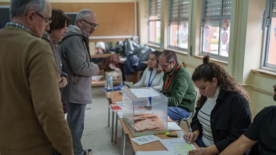 Ciudadanos votan en Mérida el 21 de diciembre de 2025