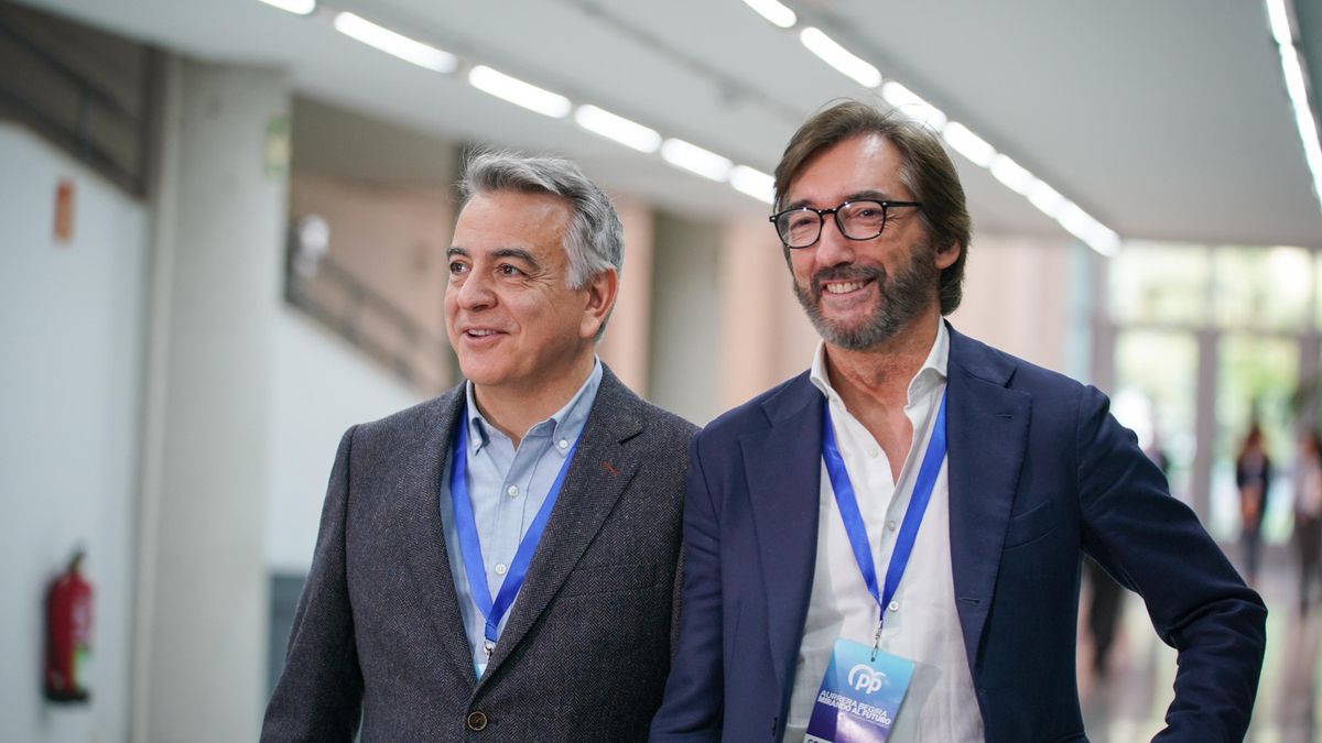 Archivo - El presidente del PP vasco, Javier de Andrés, junto al presidente del PP de Álava, Iñaki Oyarzábal