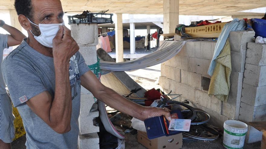 Salah muestra su documentación española