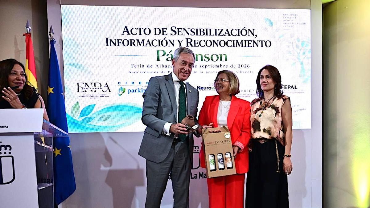 La Asociación de Parkinson de Villarrobledo premia el compromiso de Eurocaja Rural con pacientes y familias