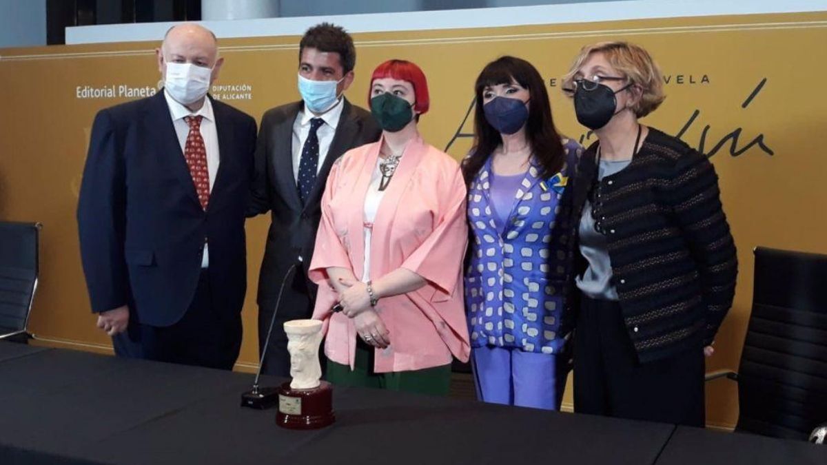 La escritora María Zaragoza Hidalgo, con la obra 'La biblioteca de fuego', premio Azorín de Novela 2022.