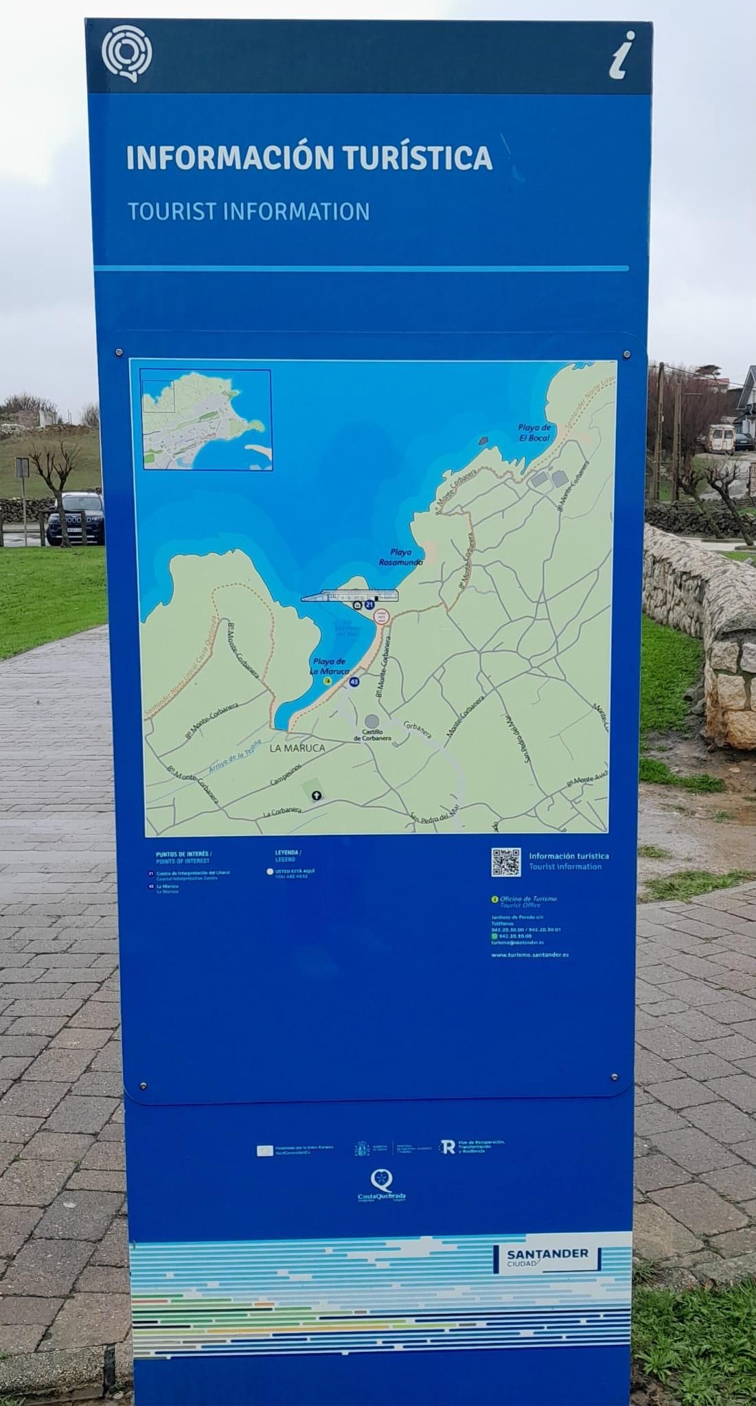 Totem informativo de la senda costera.