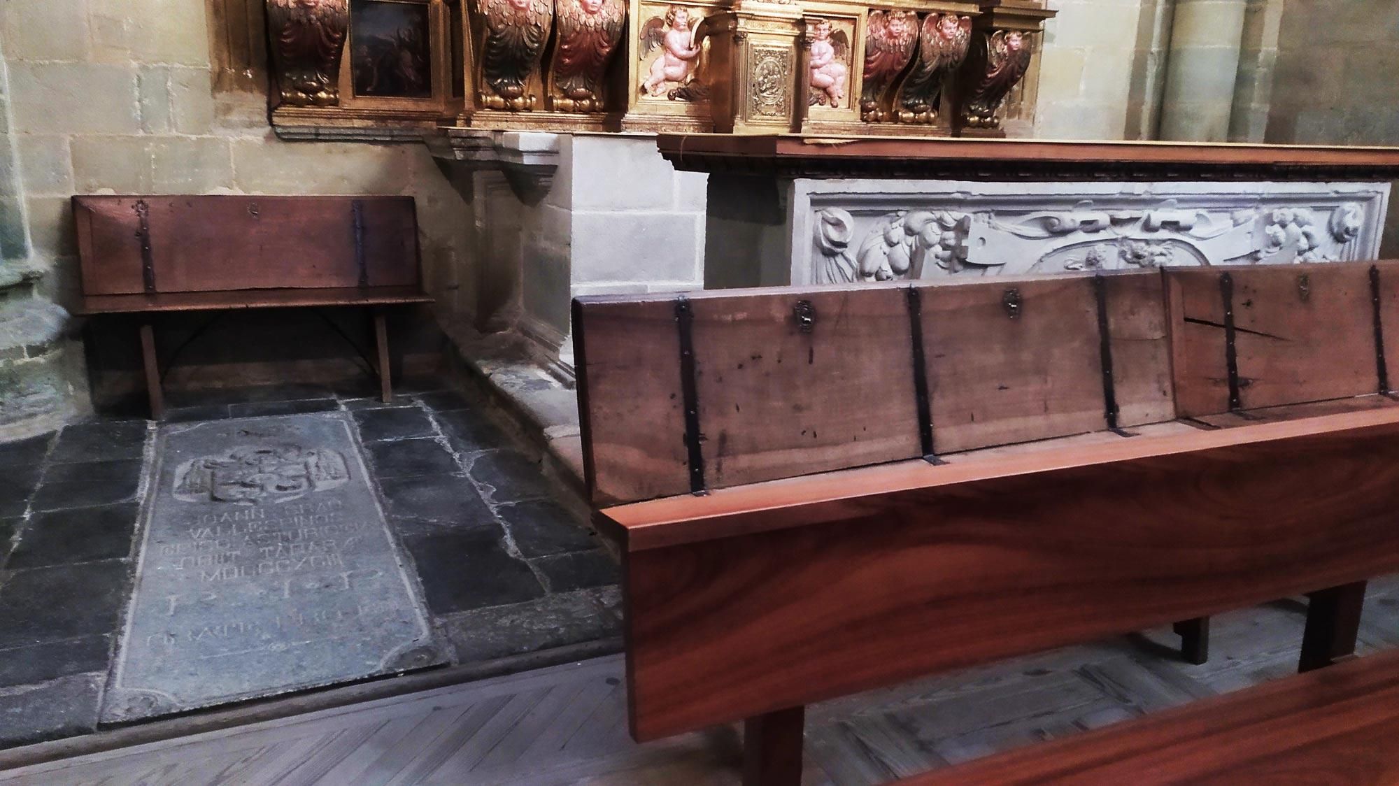 Tumba del obispo Grau, en la parte izquierda de la capilla de la Inmaculada Concepción de la Catedral de Astorga.