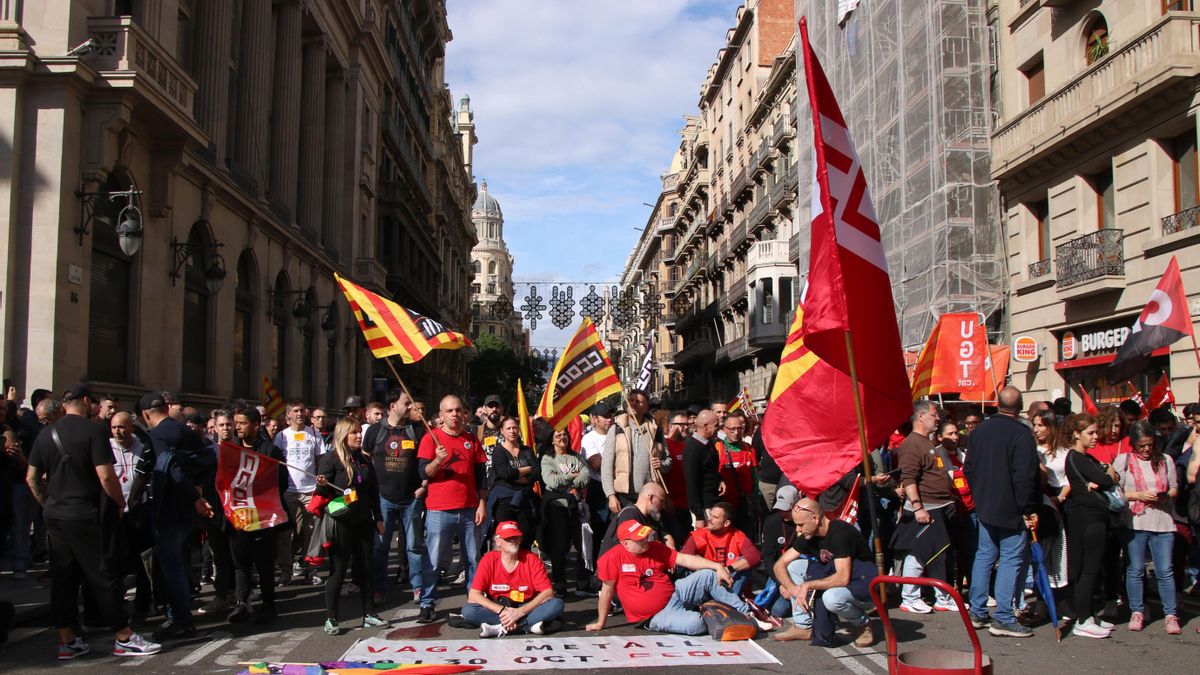 Más de 1.000 trabajadores del metal protestan ante Foment y aseguran que la huelga ha sido "un éxito"
