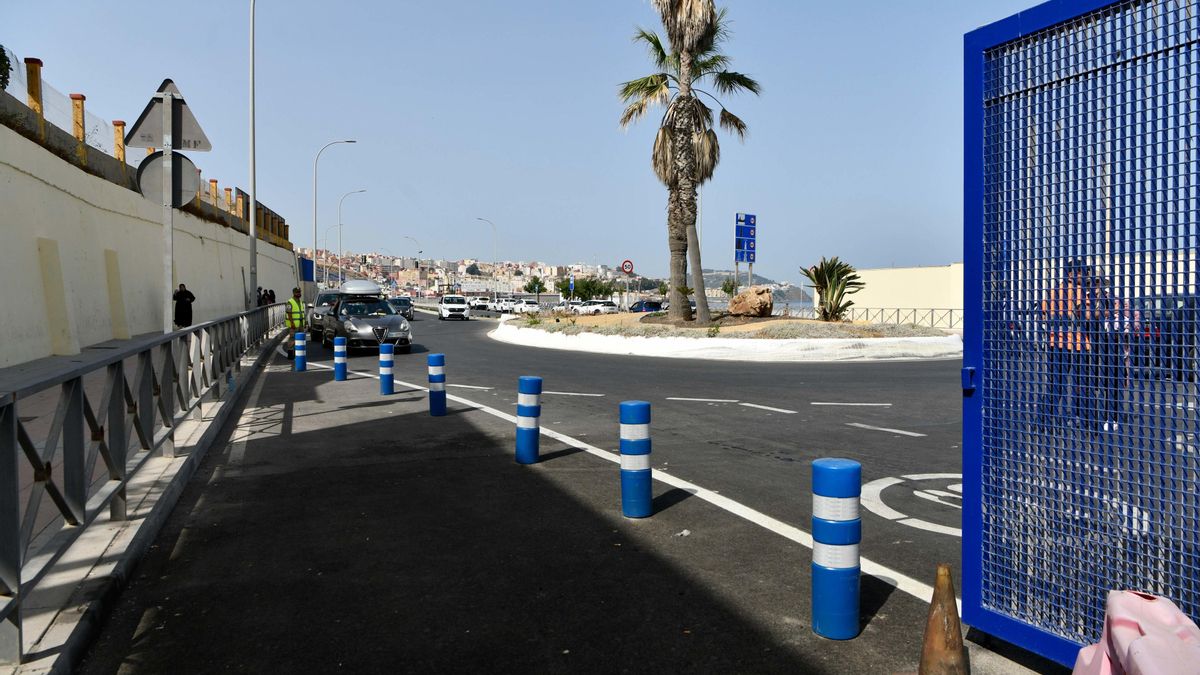 Archivo - Imagen de archivo de la zona de paso previo a la frontera del Tarajal, de Ceuta a Marruecos,