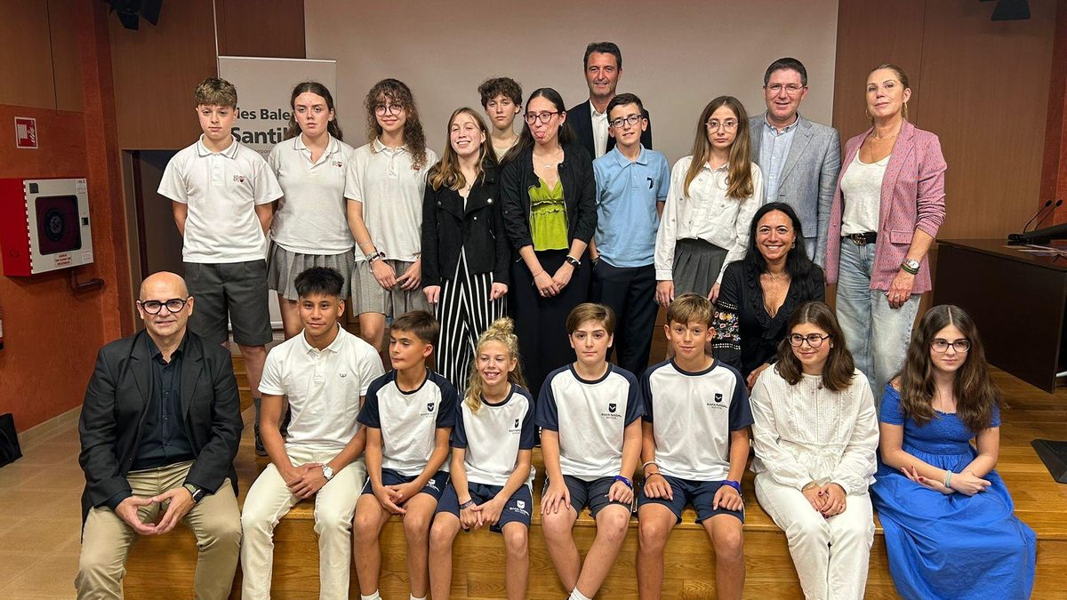 Los alumnos ganadores del V Concurso de Redacción.