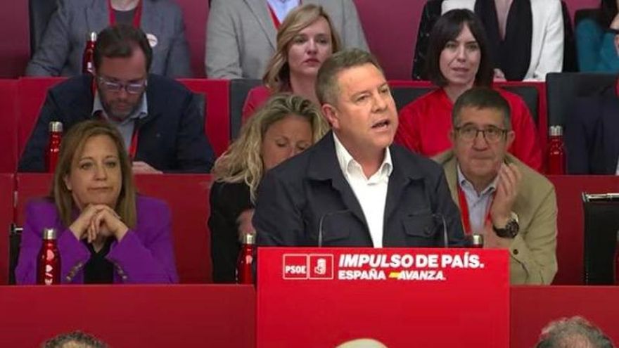 Más de medio millar de militantes frente a Ferraz al grito de "Democracia sí, fascismo no"