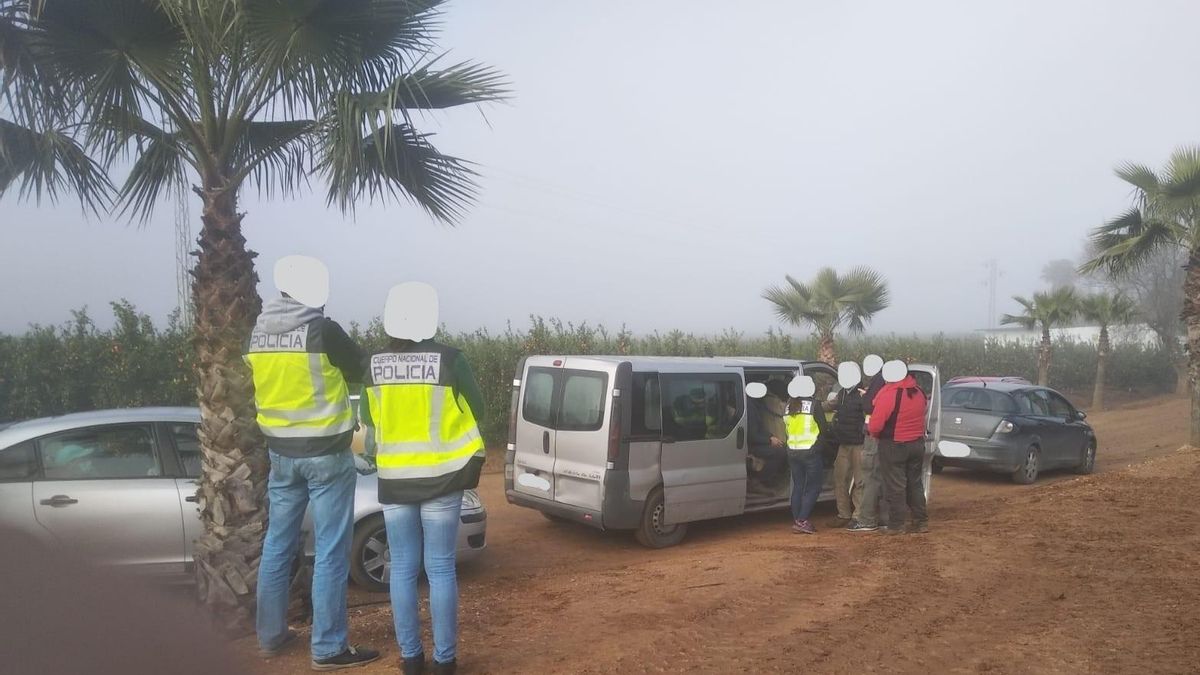 La Policía Nacional detiene a dos empresarios de la fresa en Palos por tener supuestamente a trabajadores de manera irregular.