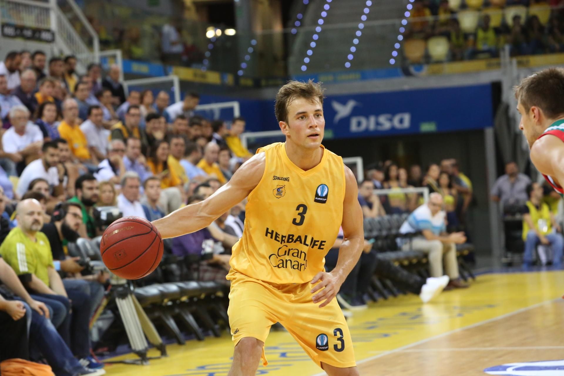 El base del Herbalife Gran Canaria, Kevin Pangos, conduciendo el balón.