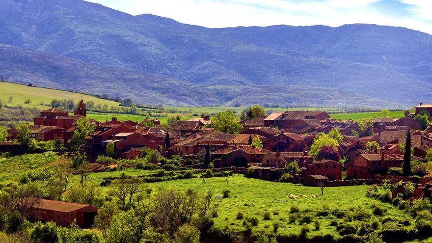 Los 5 pueblos rojos más famosos de España