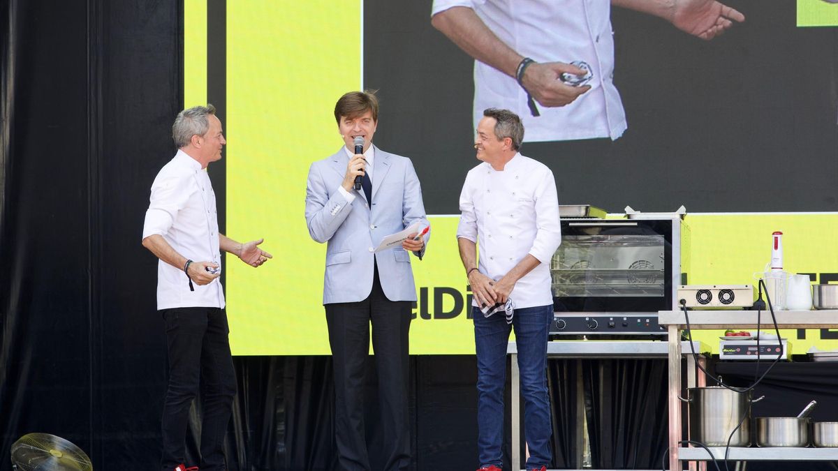 Javier y Sergio Torres en la plaça de Catalunya con el maestro de ceremonia.