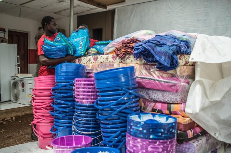 La vuelta a casa de las personas que consiguen superan el ébola no es fácil. Cuando se les interna en los centros, todos los enseres con los que estuvieron en contacto son destruidos por el equipo responsable de descontaminar las casas. Oxfam Intermón distribuye kits a las familias que se han quedado sin nada que contienen colchones, mantas, mosquiteras, y material de desinfección y prevención como cloro para el agua, jabón y cubos. Fotografía: Pablo Tosco/ Oxfam Intermón
