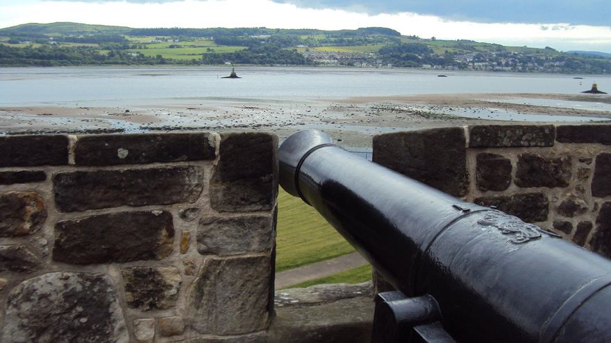 Un cañón apunta hacia el estuario del Clyde en Dumbarton Castle.