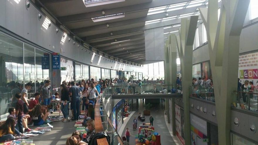 Imagen del popular mercadillo de intercambio o venta de libros de texto que impulsa Radio León, ahora en León Plaza.