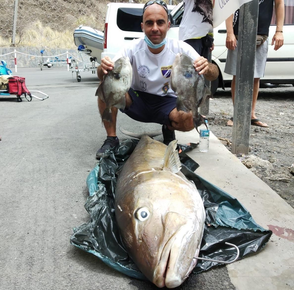 Jonay Leal Álvarez con el medregal.