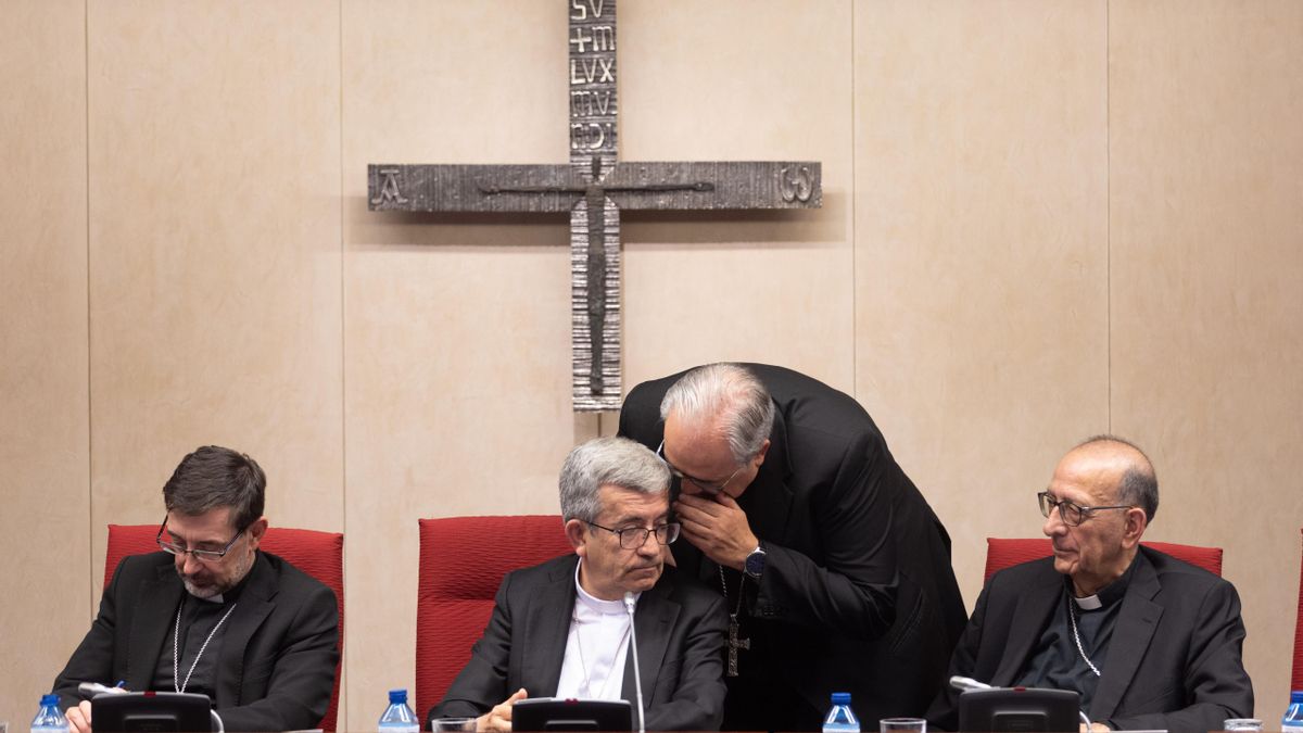 El presidente de la CEE, Luis Argüello, escucha a su secretario general, Francisco César García Magán, junto al vicepresidente José Cobo y el cardenal Omella.