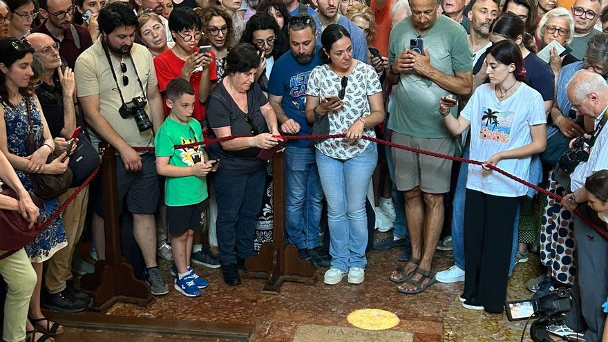 Curiosos se agolpan en el interior de la basílica de San Petronio para observar la imagen del sol sobre el suelo de la iglesia.