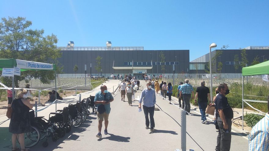 Colas a las puertas del Hospital Zendal de Madrid.