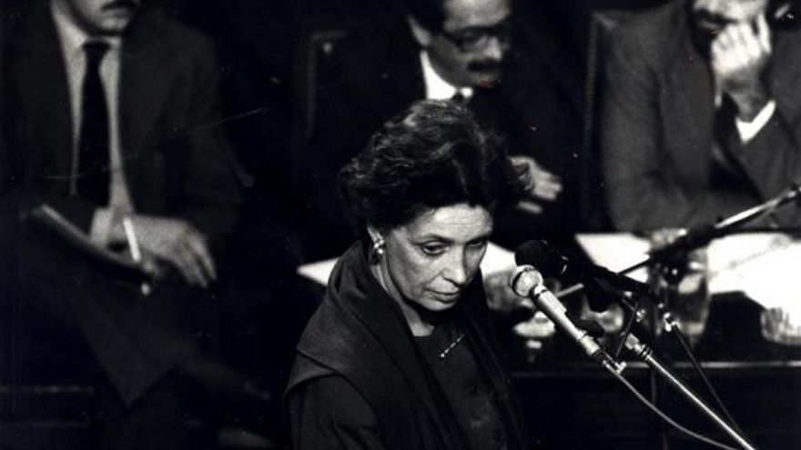 Patricia Derian, durante su declaración en el Juicio a las Juntas, en 1985