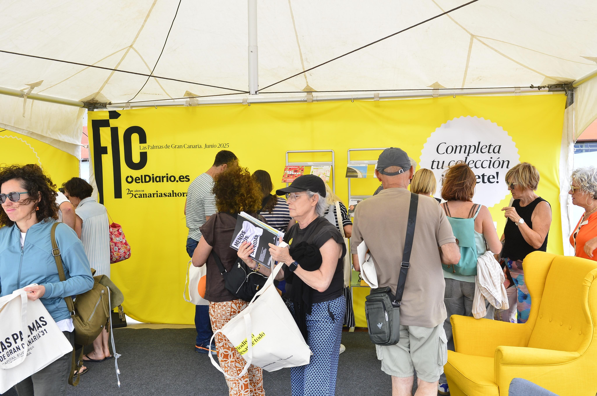 Socias y socios completando su colección de revistas de elDiario.es