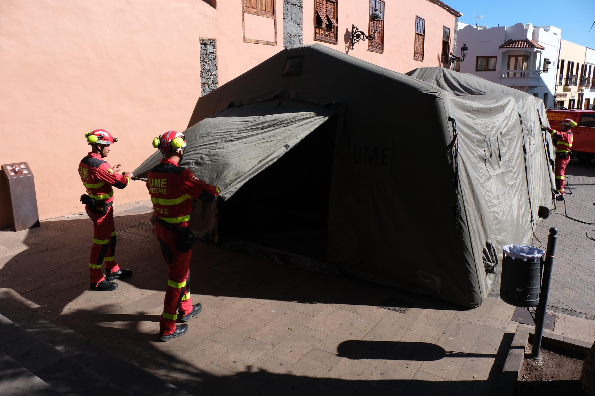 La UME, levantando una carpa en el centro de Garachico durante el simulacro.